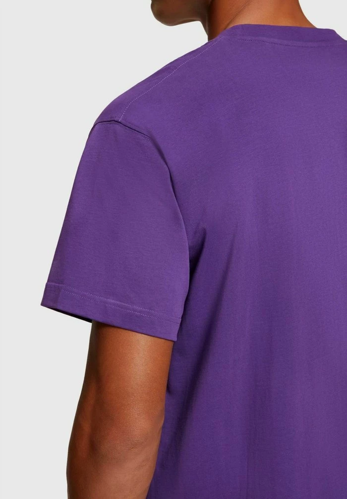 Esprit YAGI ARCHIVE MIT LOGO UND RUNDHALSAUSSCHNITT - Basic T-shirt - Dark Purple - Image 4